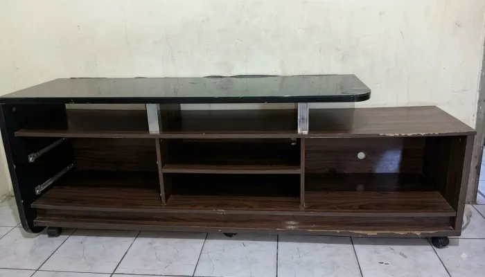 Rack para TV Bicolor (Preto e Amadeirado) com Rodinhas - Super Espaçoso!