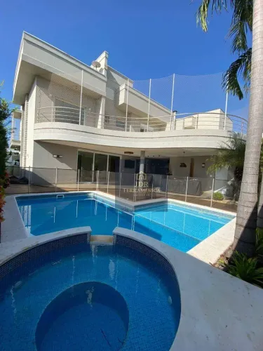 Casa com piscina aquecida à venda no Condomínio Portal da Colina | 3 dormitórios | Suíte m