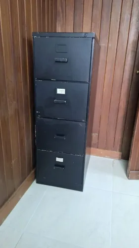 Arquivo de aço preto com 4 gavetas