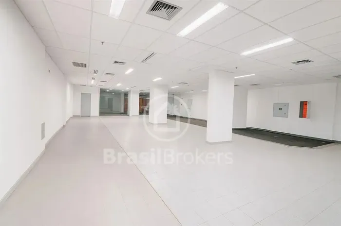 Loja com 525m², portões automáticos e Portas Blindex, com Ar condicionado central, Sistema