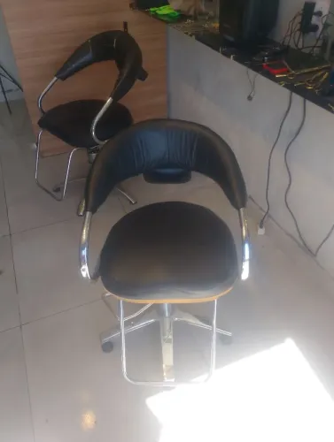 Vende cadeira de barbearia ,e salão