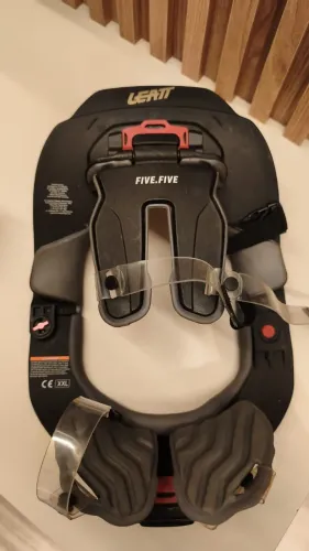 Protetor de Pescoço Leatt Brace 5.5 Five.Five, tamanho XXL / 2XG, preto/cinza.