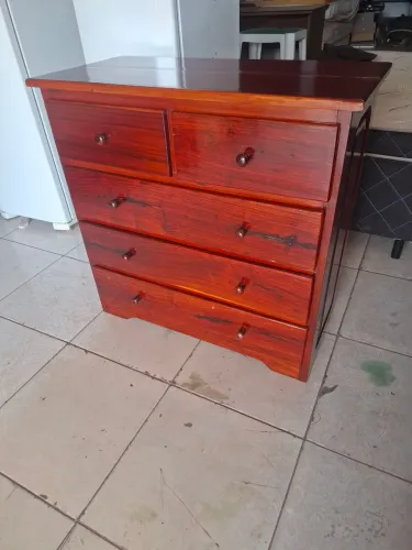 Cômoda de madeira macacauba 5 gavetas ( bem conservada)