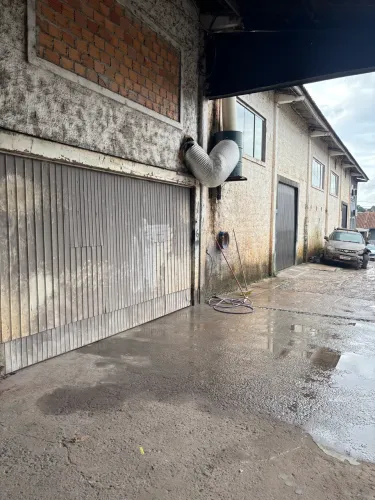 Barracão 300m no centro 2 banheiros e 1 escritório