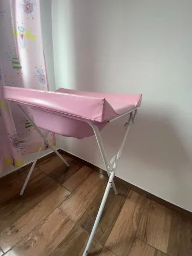 Berço para criança e banheira com trocador