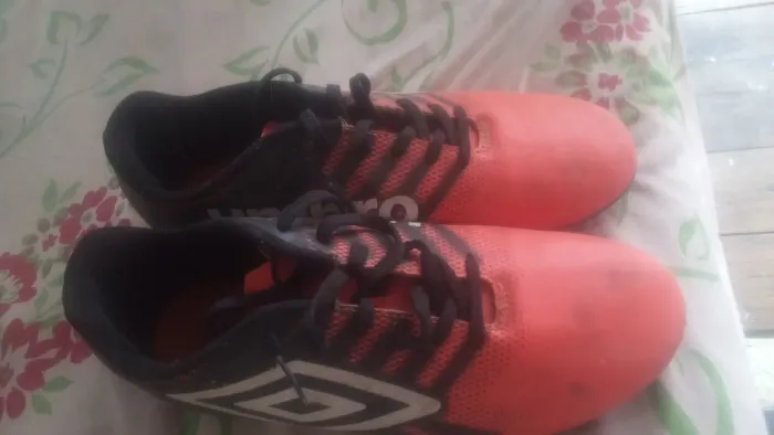 vende-se chuteira umbro número 42