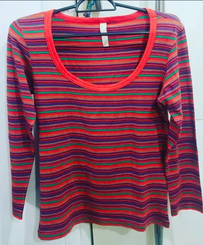 Blusa manga longa listrada colorida com filetes dourados Tam. G