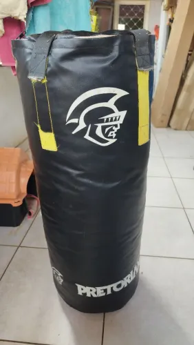 Vende-se saco de pancada PRETORIAN semi novo