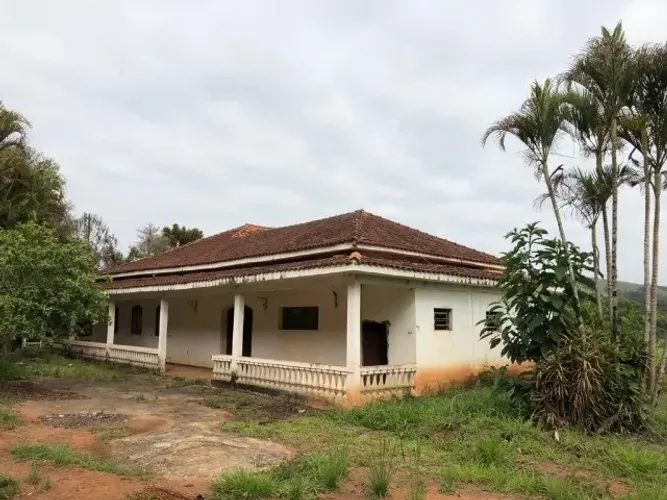 Casa de Fazenda Antiga, com Potencial Imenso, em terreno de 4 Hectares com Bela Vista