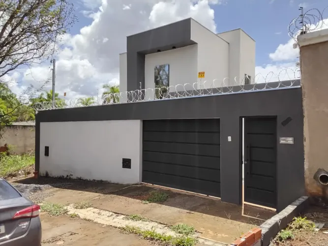 Casa com piscina; sauna; pergolado com área de churrasco