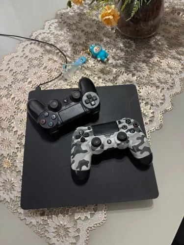 Playstation 4 slim 1TB Zero dois controles.