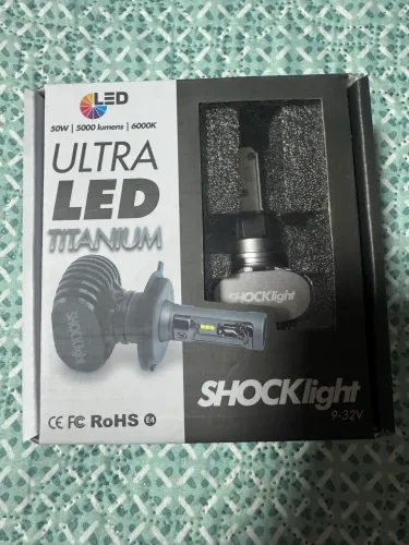  um par de lâmpadas de farol automotivo Shocklight Ultra LED Titanium.