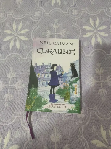 Livro Caroline Neil Gaiman ilustrado capa dura 