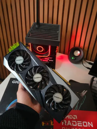 Placa de vídeo Gigabyte RX 7600 - AMD - Excelente