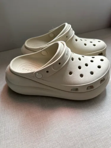 Crocs salto alto 