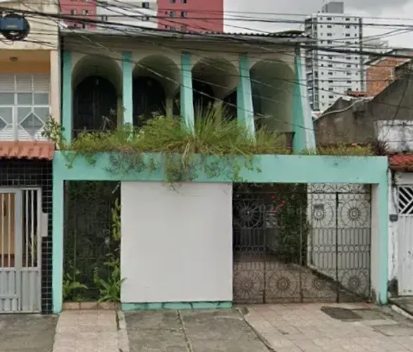 CASA COM 02 PAV C/ 06 QUARTOS.