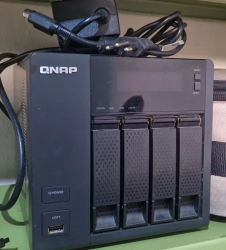 Armazenamento NAS QNAP TS421 18TB