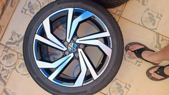 Vende se um jogo de roda do Jetta GLI original com pneu,