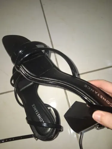 SANDÁLIA CONSTANCE PRETA COM TIRAS NOVA TAM 35