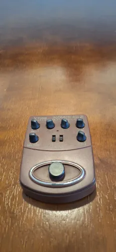 Pedal Violão BEHRINGER Acústico ADI 21