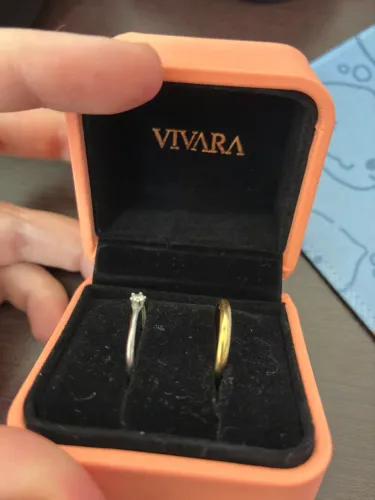 Duas alianças de ouro (1 amarelo e 1 branco com diamante lab) aro 15 Vivara (com NF)