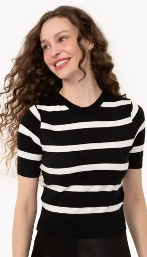 Blusa feminina em tricô em padrão listrado clássico em preto e branco