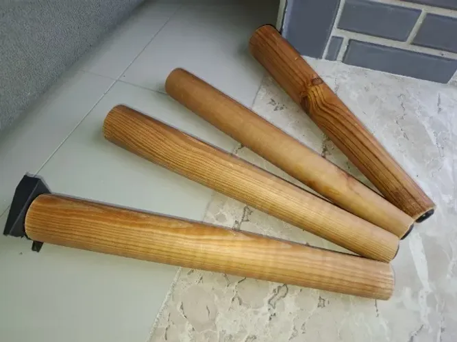 4 pés de mesa, sofá, cadeira etc. de madeira