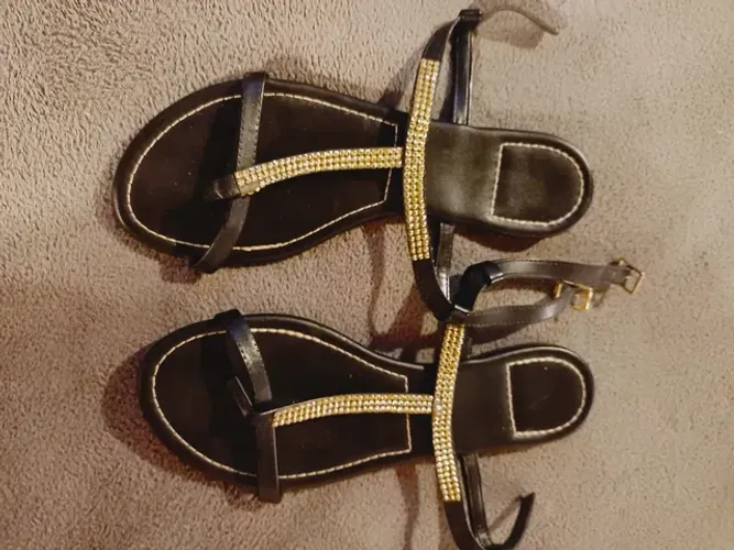 Sandália rasteirinha preta com strass pouco usada 36