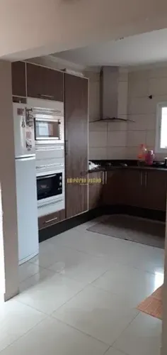 Casa de Condomínio à Venda com 4 Dormitórios, sendo 2 Suítes, Churrasqueira e Jardim de in