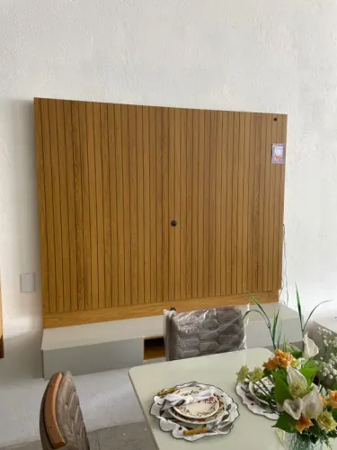 Home Supenso Paris De 1.80 C/Led Freijó Off White Rippas Para Tv De 70 Polegadas 