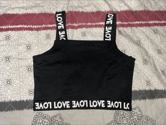 Top Cropped Preto com Detalhes LOVE