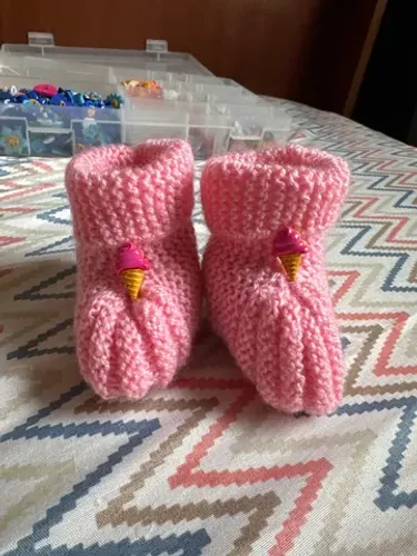 Sapatinho botinha rosa com botão de sorvetinho