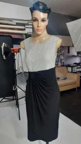 Vestido de festa com brilho na parte de cima