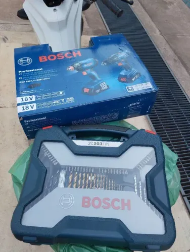 Kit parafusadeira/ furadeira Bosch 18V + Estojo de brocas 103 peças.
