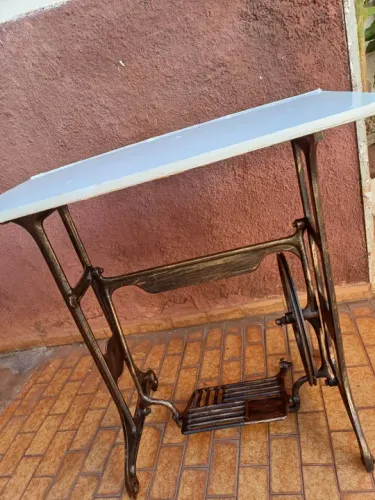 Aparador pé maquina costura antiga ferro raridade Preto/dourado Ribeirão retirar