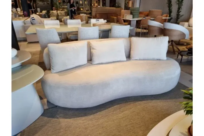 Sofá chaise longue cinza, design elegante e moderno. Ideal para relaxar e decorar sua sala