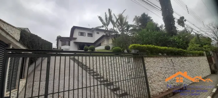 Casa com piscina e 3 suítes no Condomínio Arujazinho III
