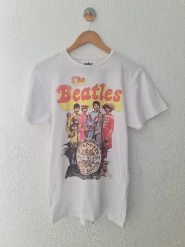 Camiseta Oficial The Beatles Sgt Pepper Lonely Hearts Club