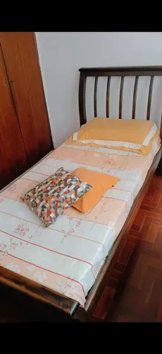 Cama de solteiro em madeira.