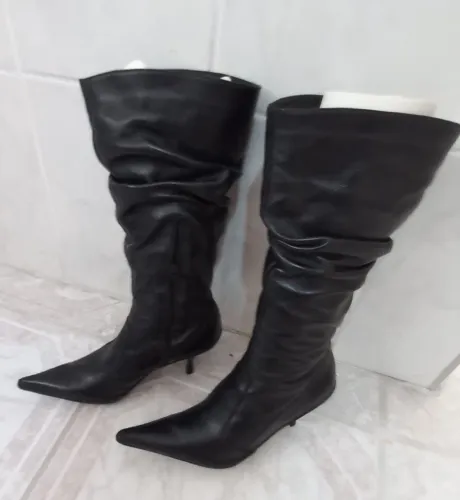 Botas de cano alto pretas em couro