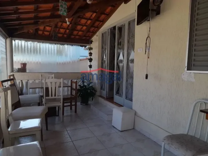 Linda casa com edícula região central de Santa Branca