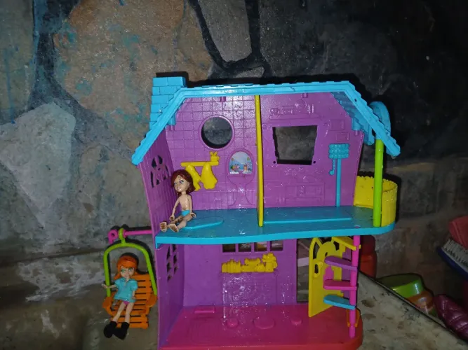 Casa de bonecas Polly Pocket com 2 bonecas!