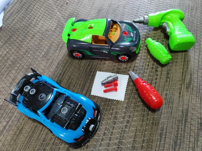 2 Carrinho de Brinquedo com Parafusos
