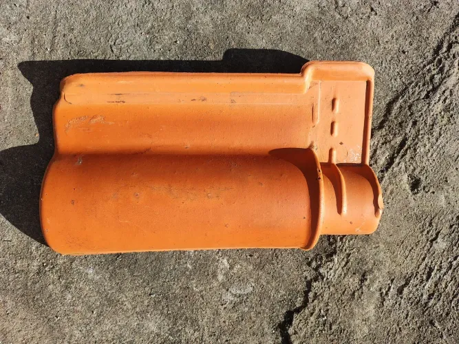 Telhas usadas de cerâmica portuguesa