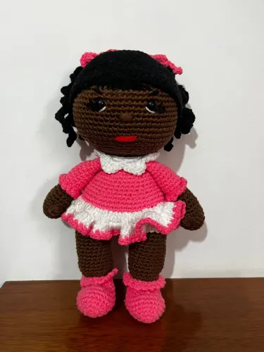 Boneca Negra em Crochê Amigurumi Vestido Rosa Pelúcia Bonequinha