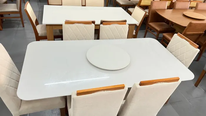 Mesa de Jantar com Design Moderno de madeira 
