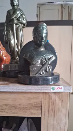 03 estatuetas de bronze de Direito