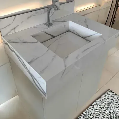 Cuba esculpida em porcelanato marmorizado