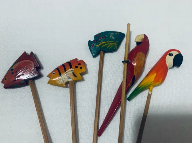 5 mexedor de drinks decorativos em madeira com formato de peixes , arara , tucano 