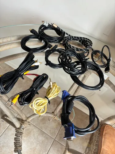 Vários tipos de cabos HDMI, VGA (preço a partir de "conforme anúncio")